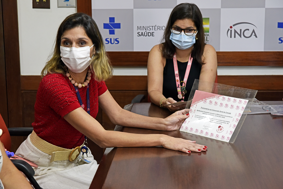 INCAvoluntário recebe doação do consulado canadense