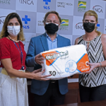 INCAvoluntário recebe doação do consulado canadense