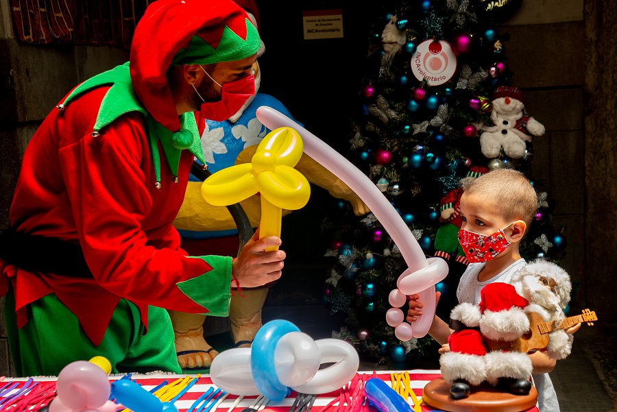 INCAvoluntário dezembro festa distribuição presentes