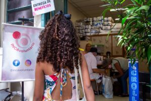 1675718557622-300x200 Distribuição de material escolar no INCAvoluntário