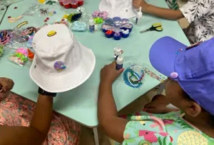 Paciente pediatricos na atividade em parceria do Cabelegria com o INCAvoluntário.